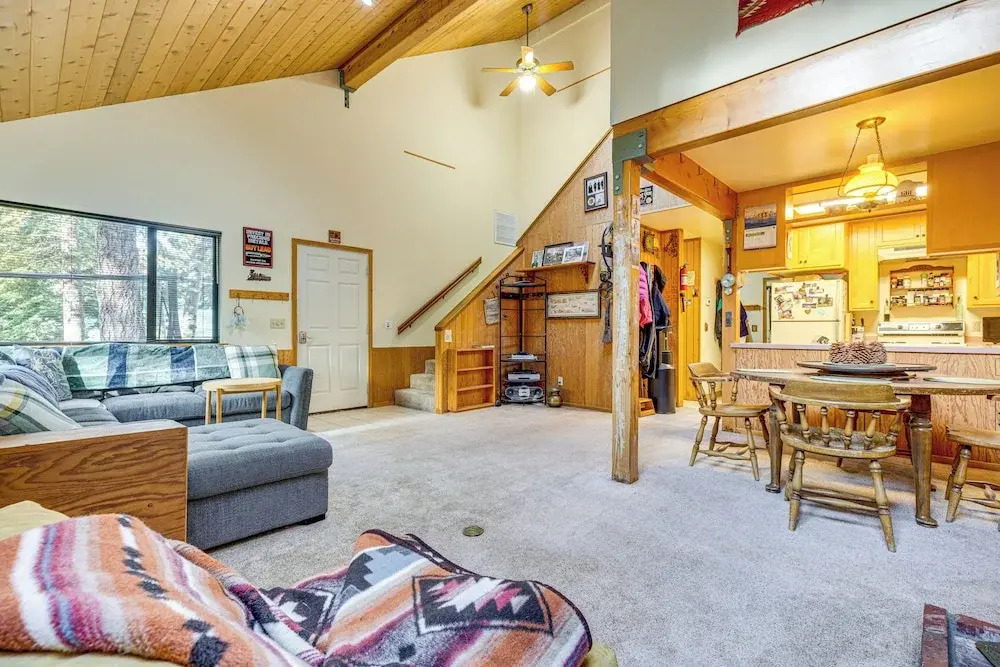 1 Mi to Skiing! Cabin Hideaway on June Lake Loop