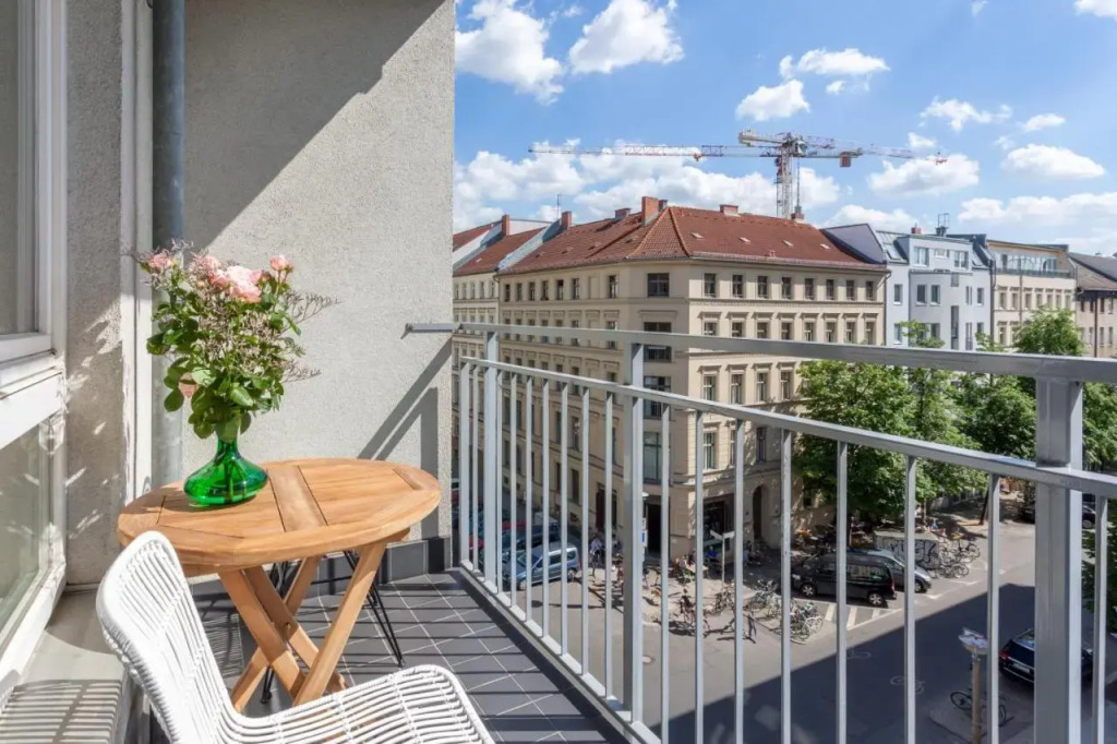 Stilvolles Studio in downtown Mitte, Boxspringbett, Balkon, Blick über Berlin auf den Himmel, zentrale Lage, Kiez vor der Haustür