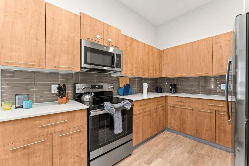 Riviere Apartments King Bed Suite & Pool & Gym & Pet Friendly & Near Epic Universe
