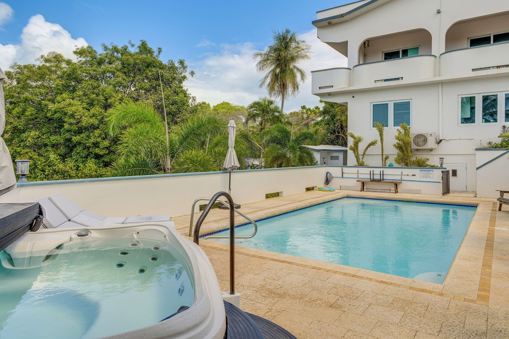 Hillside Vieques Casita w/ Pool & Hot Tub Access!