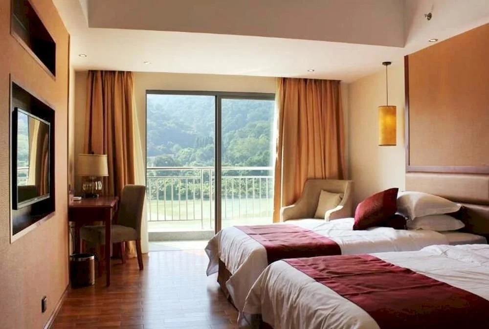 Yihua Riverview Hot Spring Holiday Hotel