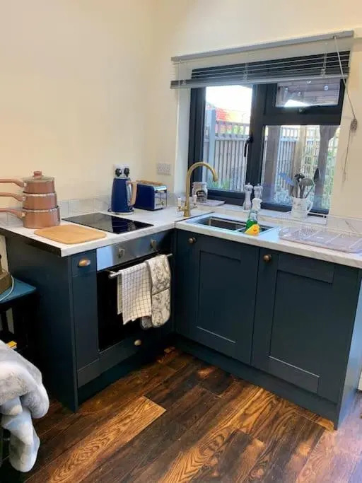 The Snug in Cheltenham, Leckhampton - A Cosy & Unique Space