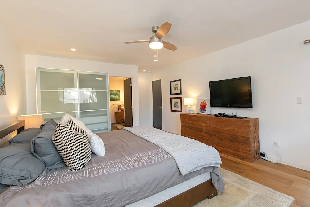 Designer Beach Condo w/ Pool, Spa & Tennis condo