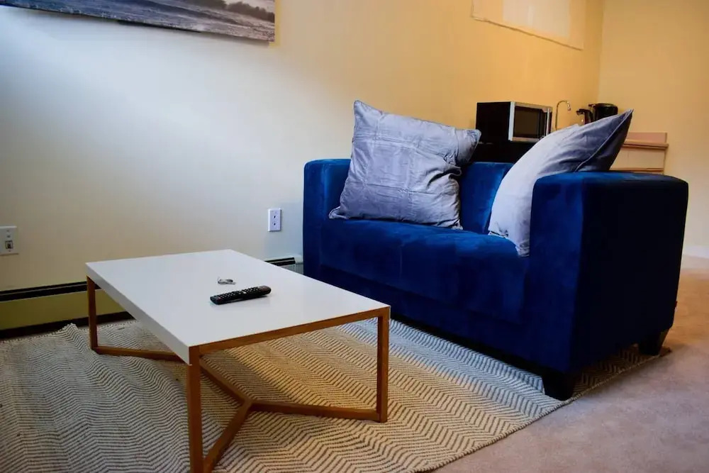 Cosy 2 Bedroom Lower-level Suite