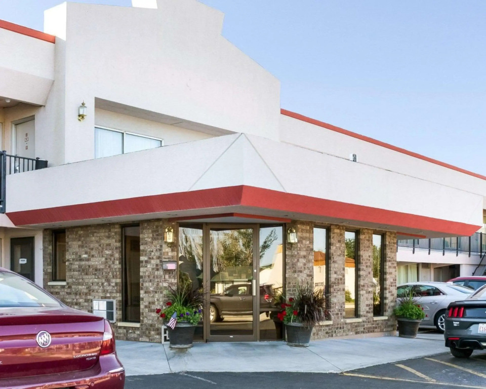 Econo Lodge Wall