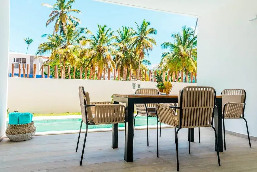 Modern Luxury Condo With Swimming Pool Only Steps Away From The Beach