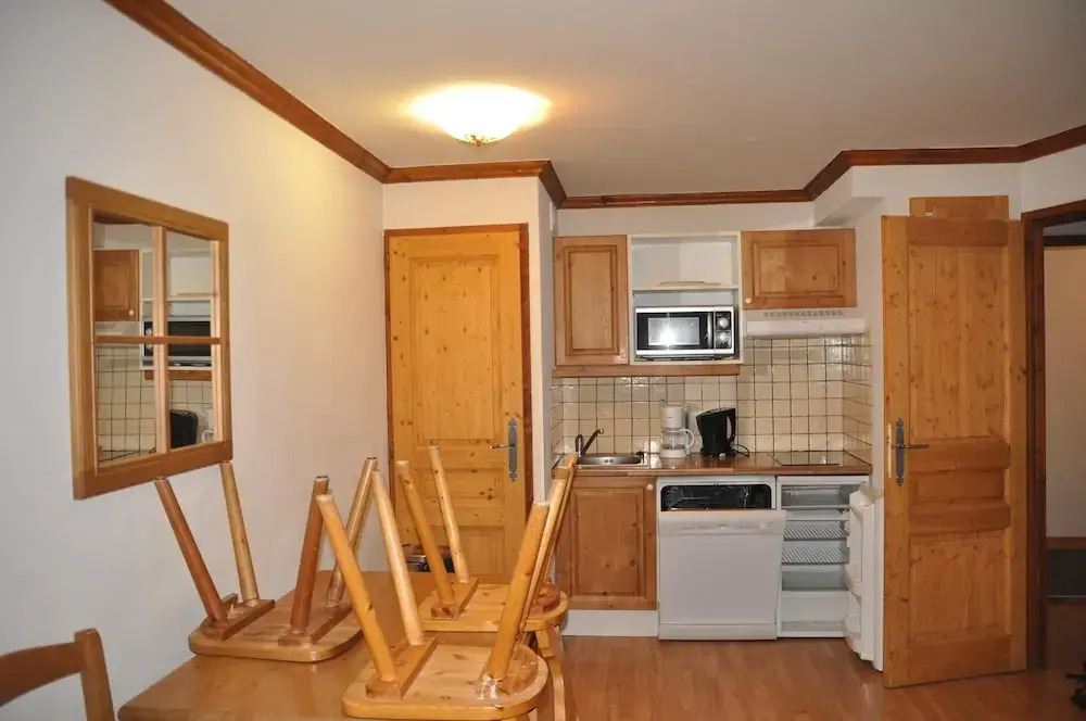 2 Rooms 4 People 2 Exposed East