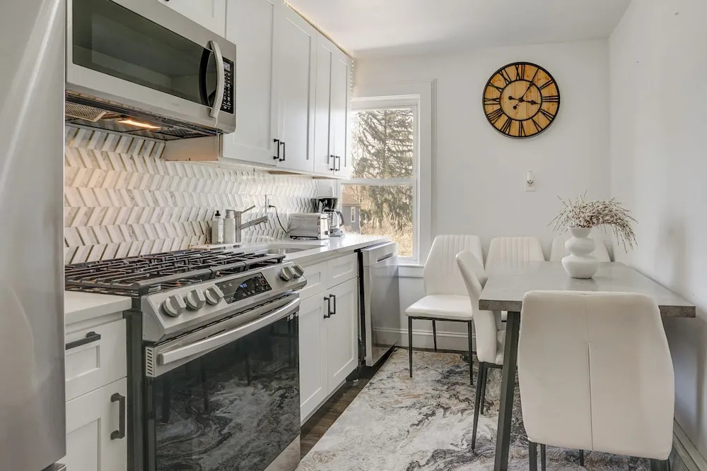 Easy Access to Nyc! Sleek Suburban Apartment