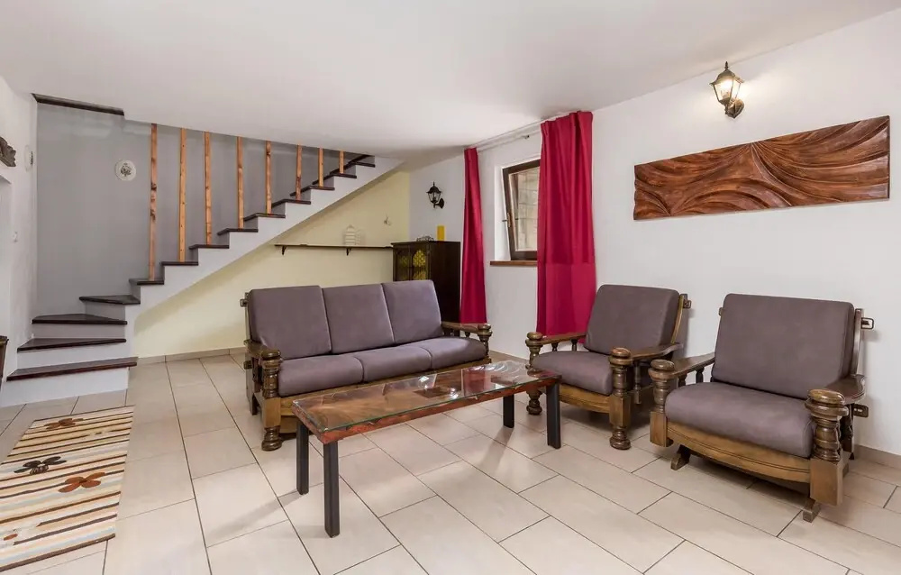 Beautiful Home in Icici With Wifi, 5 Bedrooms and Outdoor Swimming Pool
