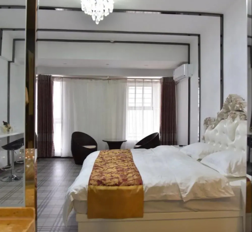 Luoyang Jiayue Theme Hotel