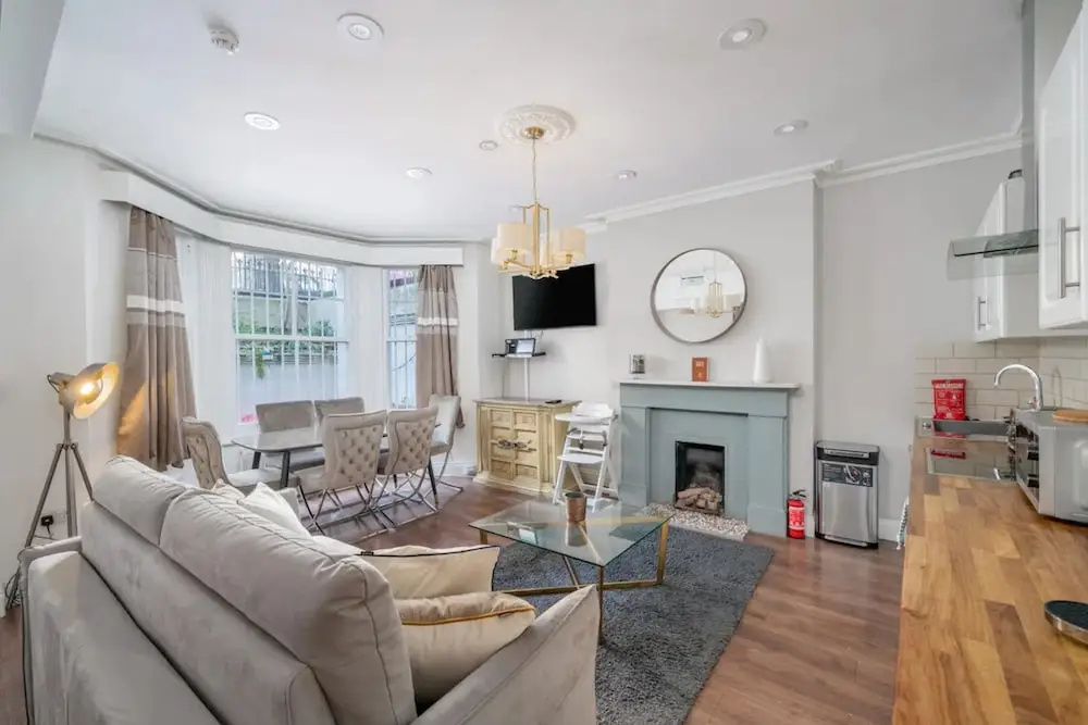 Bright and Modern 2 Bedroom Apartment in Earl's Court