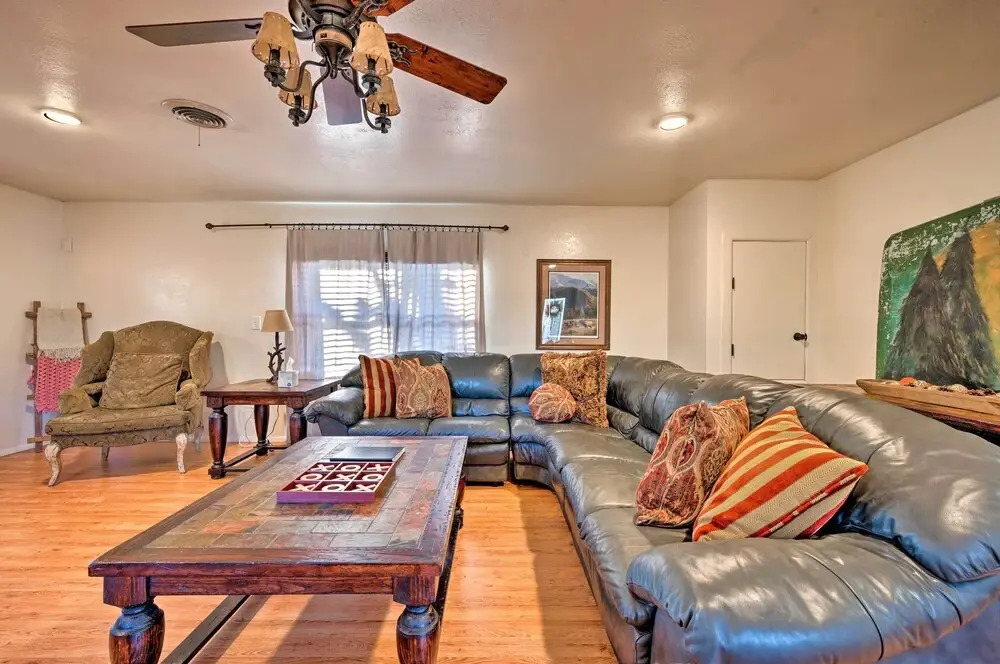 Cozy Broken Bow Cabin w/ Hot Tub - 1 Mi to Lake!