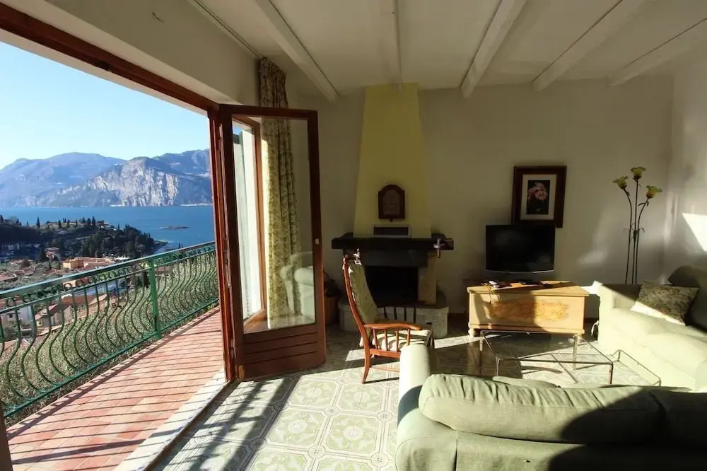 Villa with pool and beautiful lake view