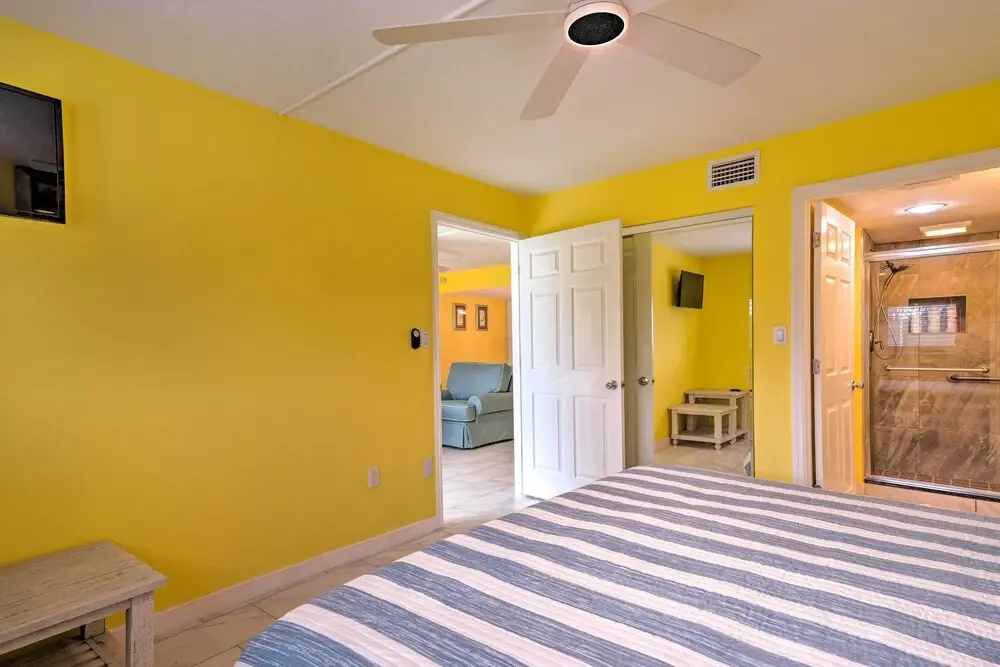 Cheery Condo With Pool Access: 3 Miles to Beach!