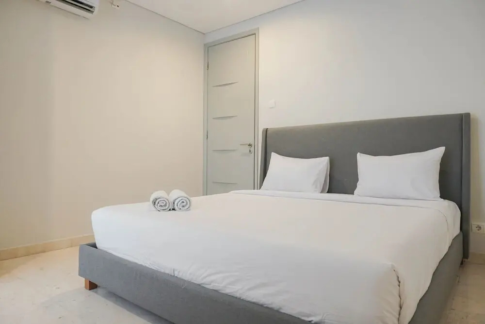 Fully Furnished 1BR with Working Room at The Empyreal Apartment
