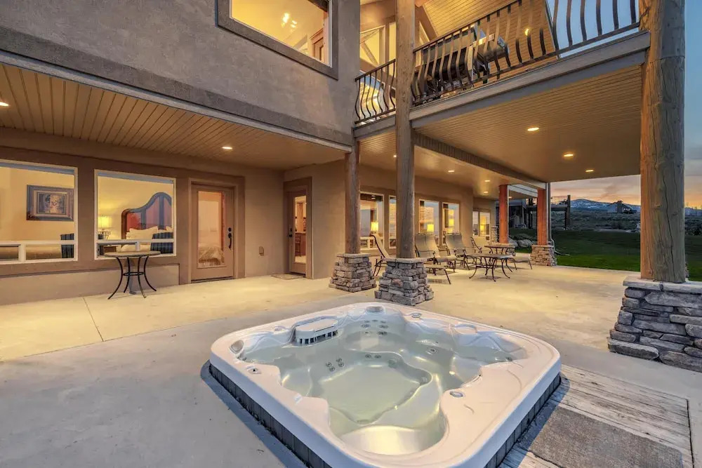 Golf Course Home, Sleeps 30, Private Hot Tub, Access to Ideal Beach, Amazing Views and Space!