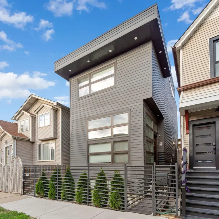Magnificent NEW Home w 8 Beds Free Parking