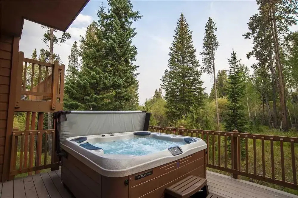 143 Park Forest (Private Home with Hot Tub)