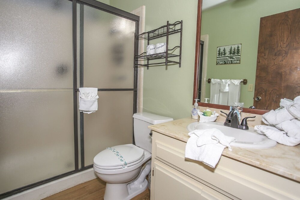 Bear Woods Retreat - High Ceiling's & Wood Finishes. Play Pool With Your Family And Friends! 3 Bedroom Home
