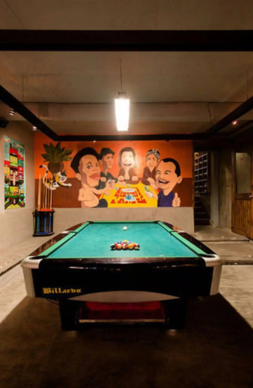 Yolo Hostel n Bar