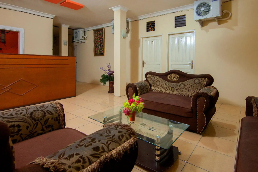 OYO 2045 Hotel 211