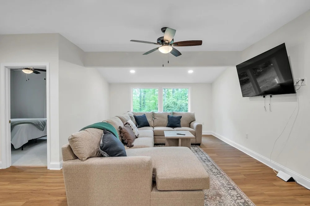 Woodhaven: Your Serene Countryside Escape 5 Bedroom Farmhouse by RedAwning