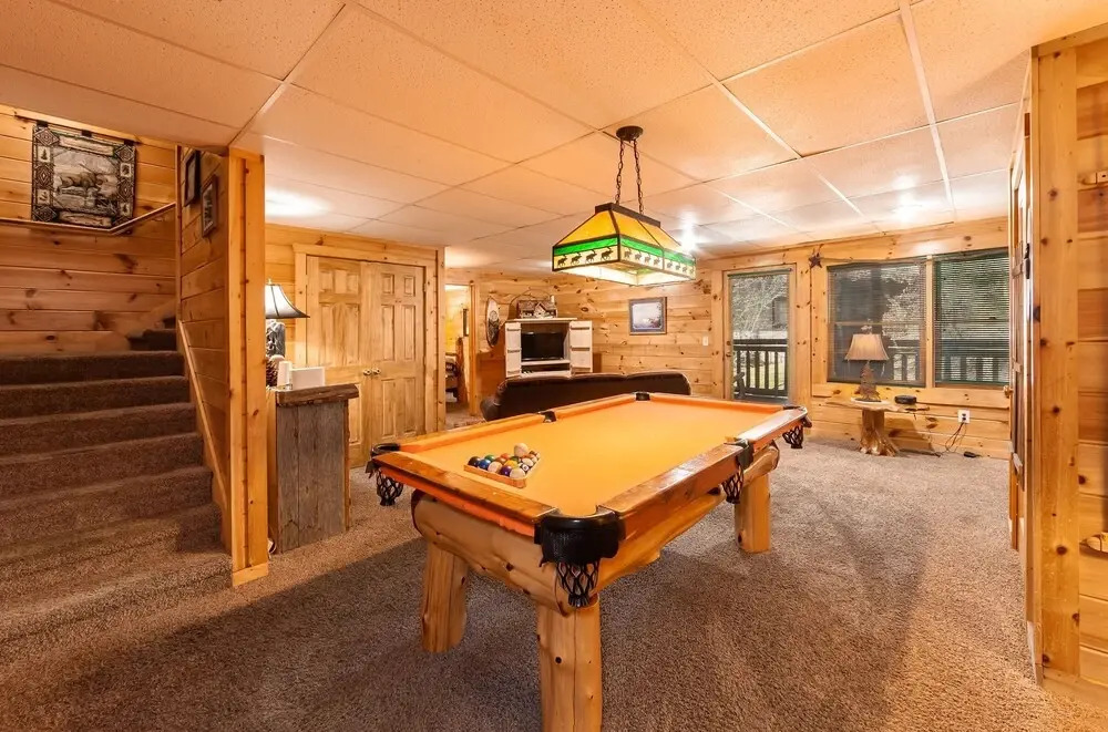 Moose Tracks 3 Bedroom Cabin by RedAwning