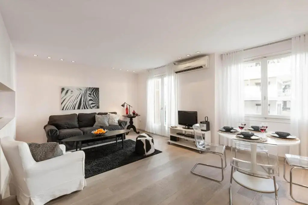 Stylish white 4 ppl apartment in City center