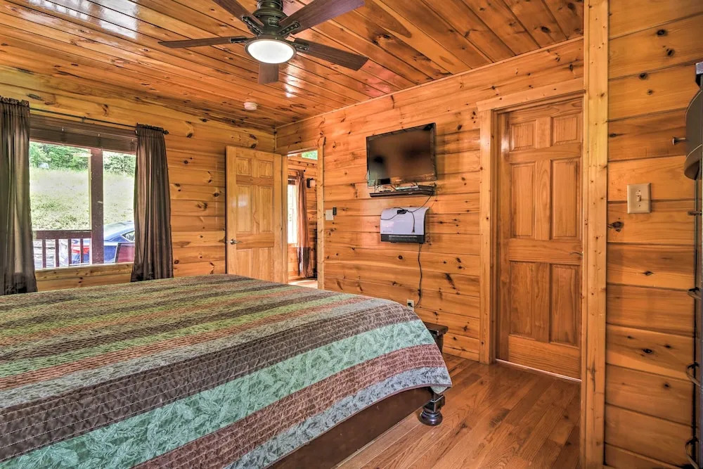 Saltwater Pool & Mtn-view Deck: Pigeon Forge Cabin