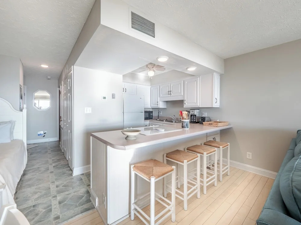 Oceanfront Condo with pool - Walk to the Tiki Bar