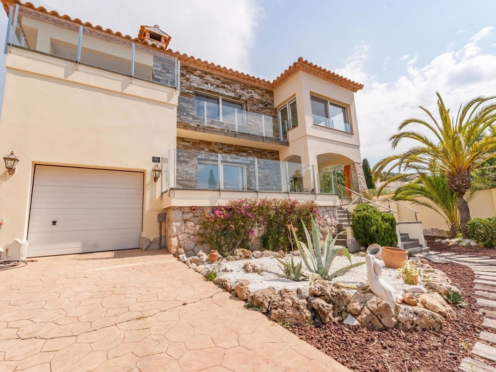Fantastic Large Holiday Home With Pool for 8 People in Rosas