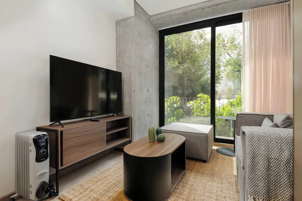 w Striking 2BR in the Heart of San Rafael
