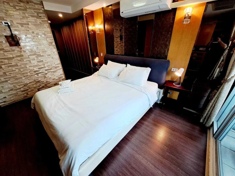 2D - 3 Bedroom Downtown Apartment With Shared Pool