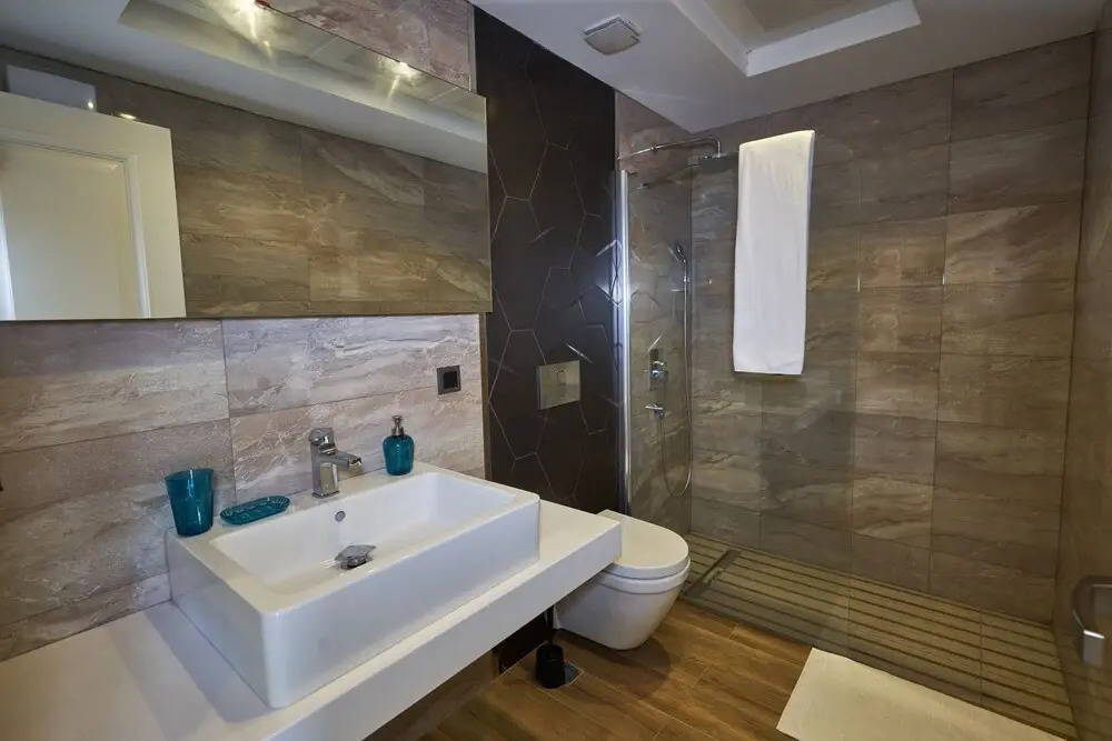 Lara Suite's