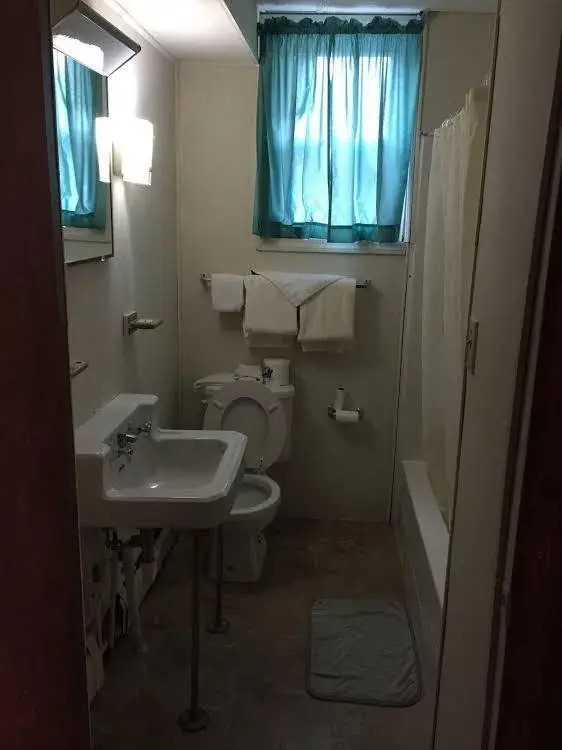 M and M Motel