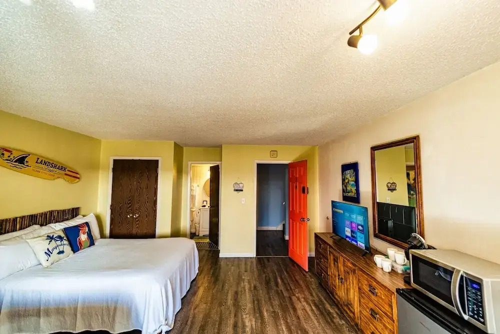 Buoyant Place Hang Out 2 Private Studio Homes!