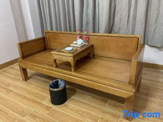 Ruili Xingyi Business Hotel