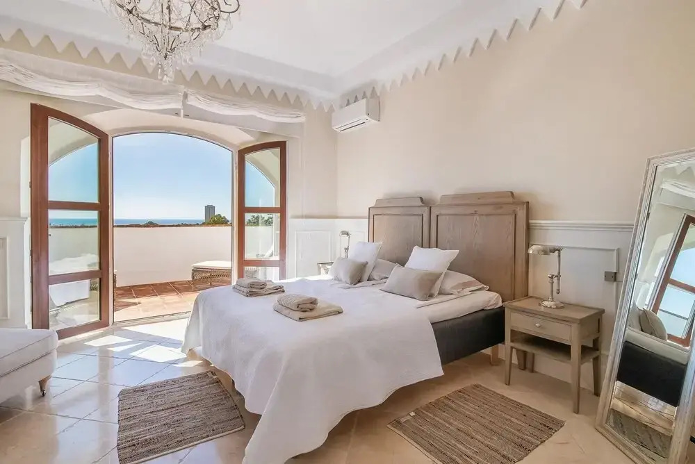 Super Villa Near Beach with Heated Pool