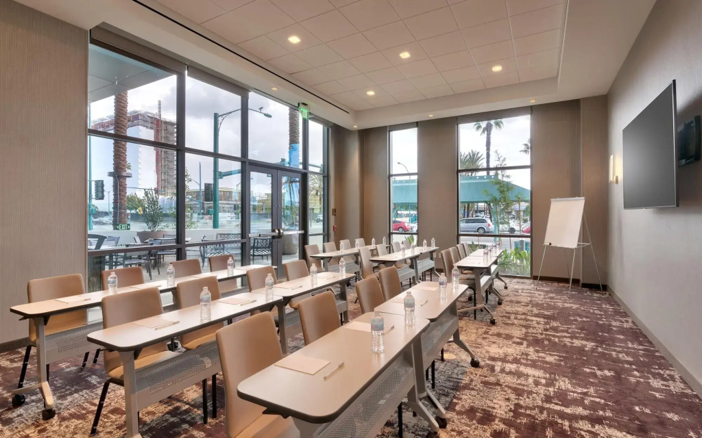Hampton Inn & Suites Anaheim Resort Convention Center