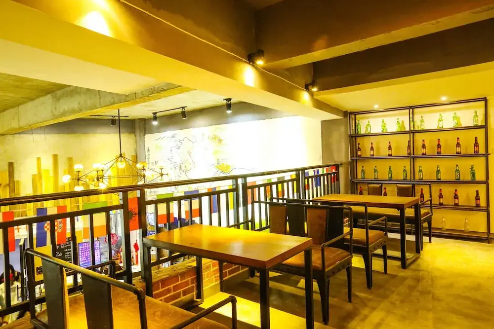 Comma Travel International Youth Hotel