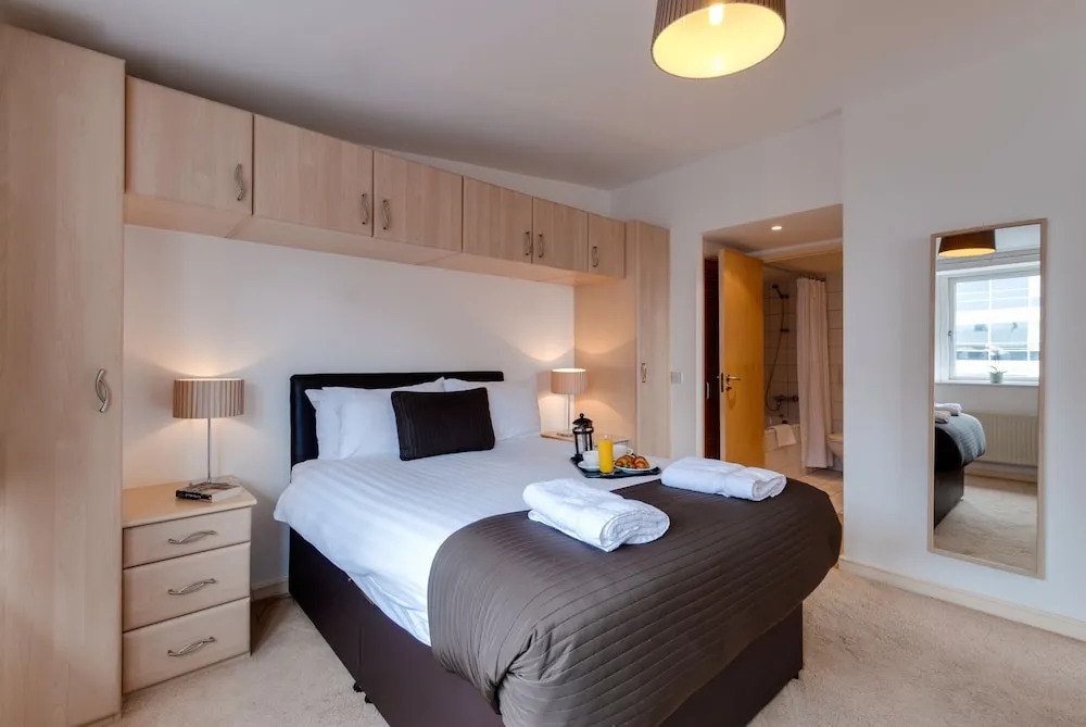 Base Serviced Apartments - The Docks