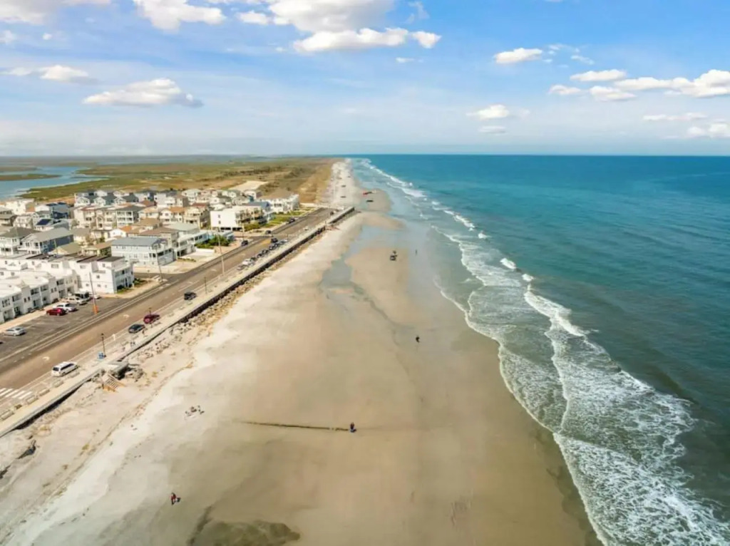 Spectacular 3 BR Condo One Block to the Beach