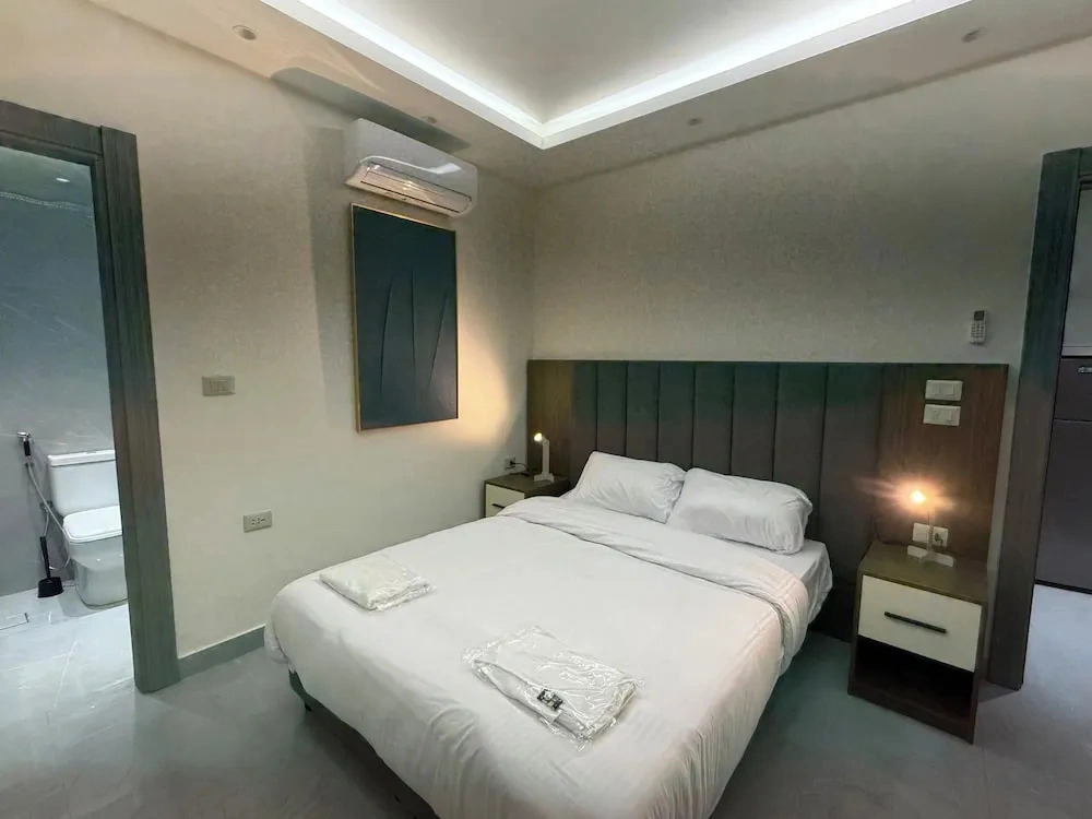 004 JRE Apartment With Stunning Boulevard Veiw
