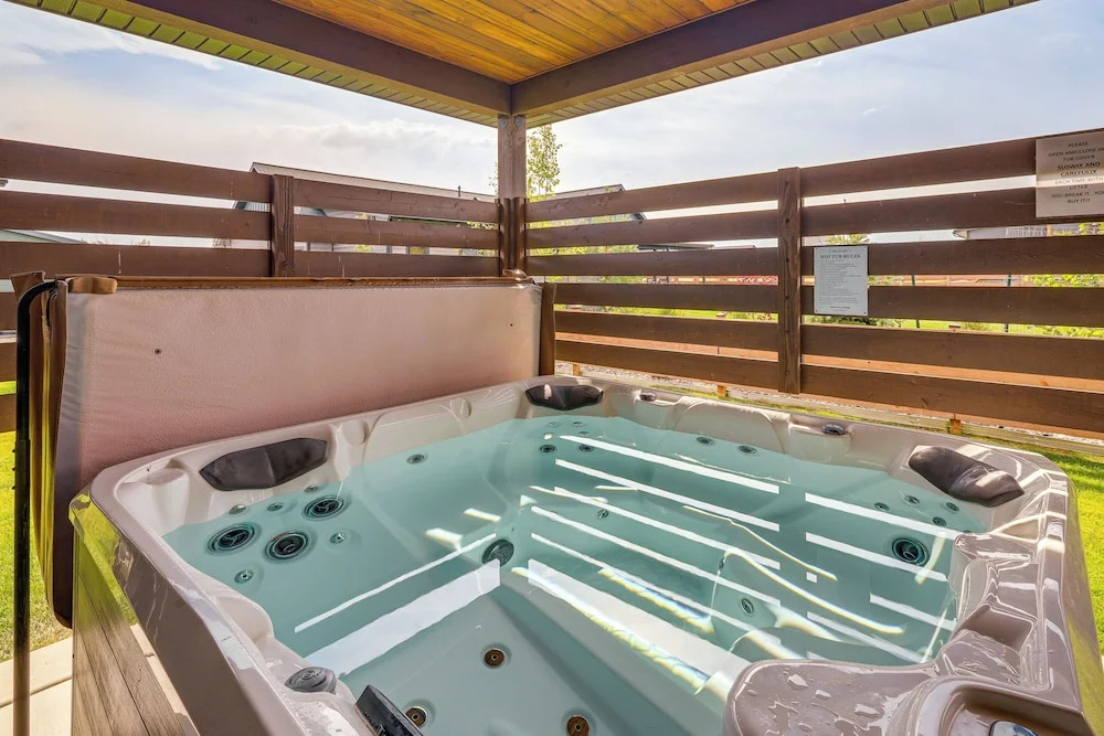 Stylish Montana Vacation Rental w/ Private Hot Tub
