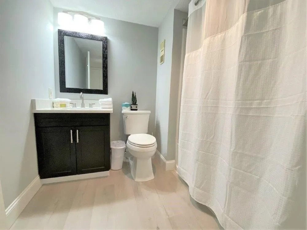 Stunning ocean view remodeled 2 bedroom 2 bath condo, 908 South Hampton 2 Condo