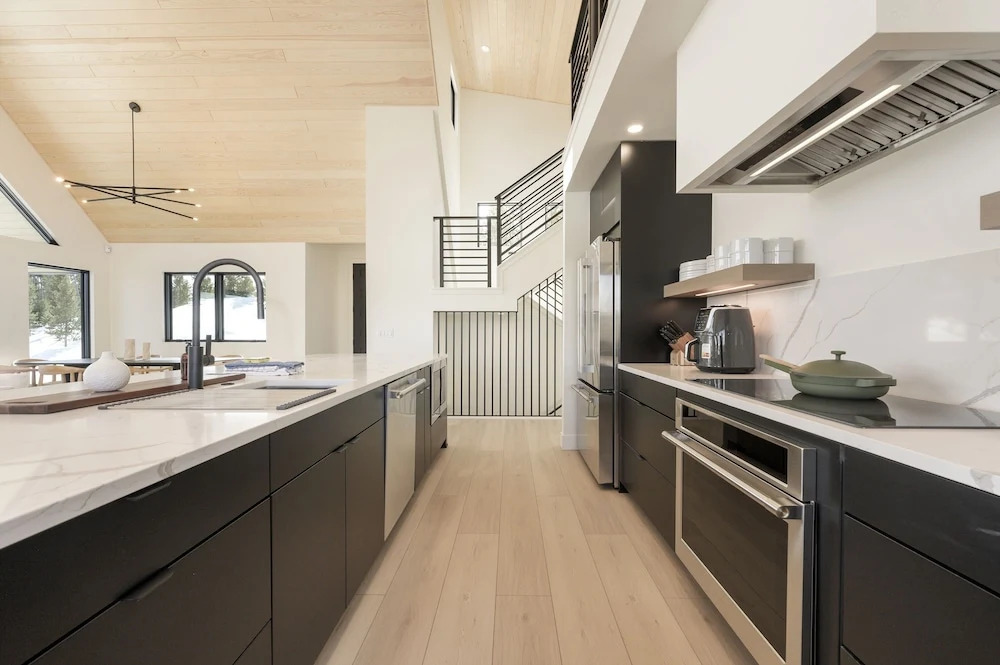 Mountain Vista 3 Bedroom Chalet by RedAwning