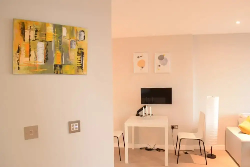 Modern Highrise 1 Bedroom Flat With Balcony