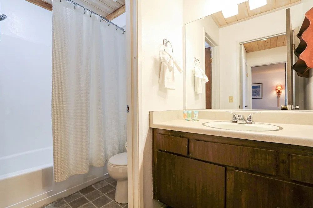 Bigwood 80 Remodeled, Private Washer Dryer, Close to Eagle Lodge by RedAwning