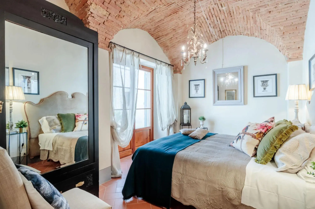 Villa Chianti, your Secret 4 Bedrooms Retreat with View over the Vineyards in Marcialla