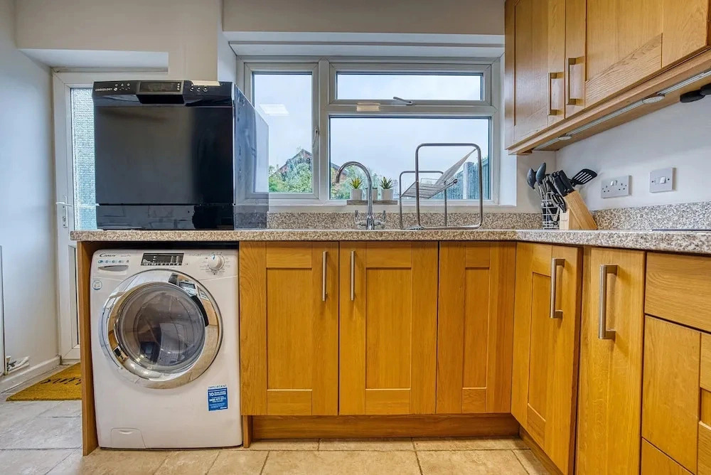 Modern 3BR House Wednesbury Garage